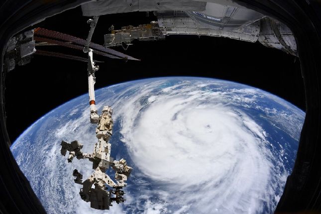 Trạm Vũ trụ Quốc tế công bố bức ảnh vệ tinh của cơn bão ngày 29/8. Ảnh: NASA.