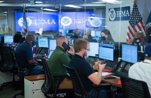 Các nhân viên làm việc bên trong trụ sở của Cơ quan Quản lý Khẩn cấp Liên bang ở Washington, DC, vào ngày 29/8. Ảnh: AFP.