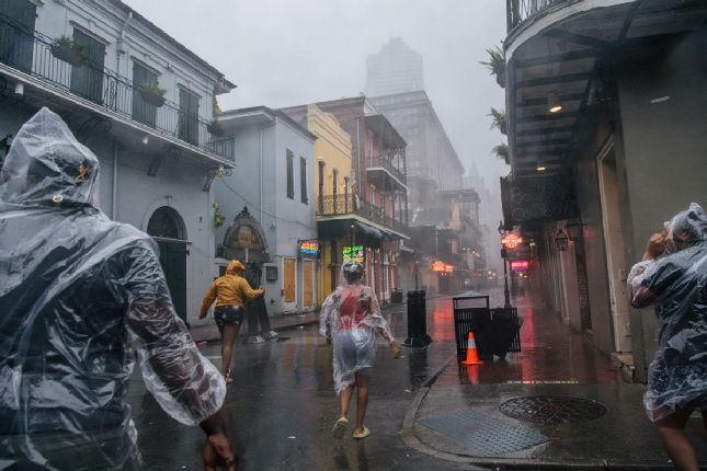 Mọi người hối hả tránh bão tại Quảng trường Pháp ở New Orleans. Ảnh: Getty
