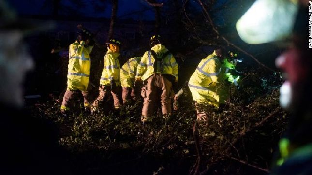 Lính cứu hỏa phải dọn dẹp các cây bị đổ do bão đang chắn ngang trên một con đường tại Bourg, Louisiana. Ảnh: CNN