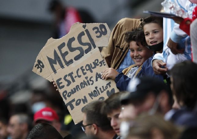 Khi nhận được thông tin Messi được PSG đăng ký thi đấu trận gặp Reims, rất nhiều CĐV đã đến sân Auguste Delaune với những biểu ngữ cổ động cho siêu sao người Argentina. 