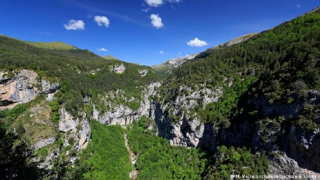 Nằm trên dãy núi Pyrenees, vườn quốc gia Ordesa y Monte Perdido (Tây Ban Nha) nổi tiếng với các thung lũng dốc thoải và những đỉnh núi đầy tuyết trắng. Đây là nơi rất thích hợp cho hoạt động đi bộ, khám phá thiên nhiên hoang dã hoặc ngắm cảnh./.