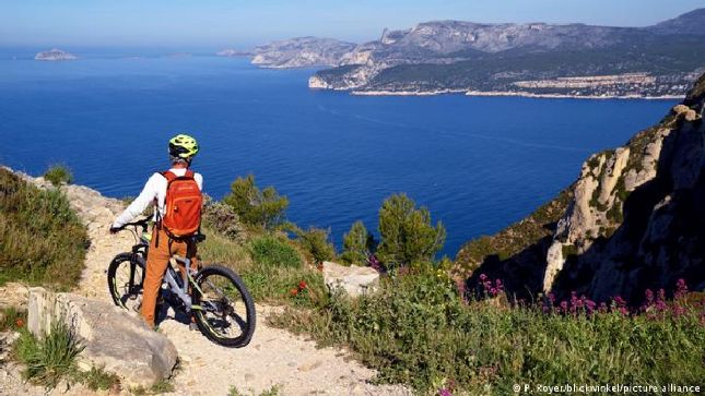 Vườn quốc gia Calanques (Pháp) kéo dài từ phạm vi thành phố Marseille đến tận phía nam thị trấn Cassis, bao gồm một vùng vịnh hẹp, với những khối đá hình thành tự nhiên. Nếu bạn là người yêu thiên nhiên và có đam mê leo núi, đạp xe, đây sẽ là địa điểm không thể bỏ qua.