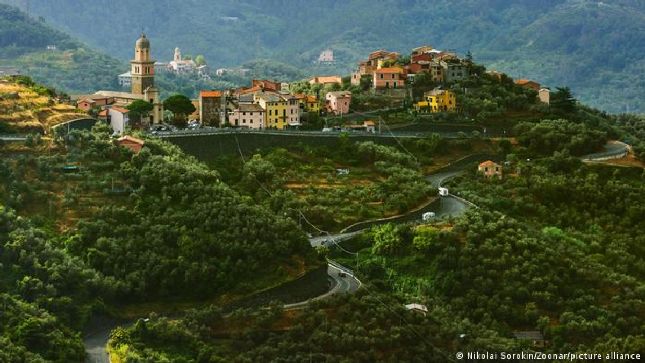 Vùng Cinque Terre nằm ở Liguria, tây bắc Italy. Cinque Terre nổi tiếng với các khu làng đẹp nên thơ, cùng các cung đường mòn lớn. Được UNESCO ghi danh là Di sản thế giới vào năm 1997, Cinque Terre là địa điểm lý tưởng để nghỉ dưỡng, khám phá thiên nhiên.