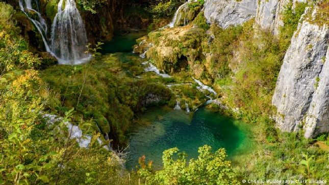 Khu vực hồ Plitvice là vườn quốc gia lớn nhất và lâu đời nhất ở Croatia. Nằm ở vùng núi cao nguyên, địa điểm này nổi tiếng với các thác và hồ nước gắn kết nhau cùng nhiều hang động đẹp.