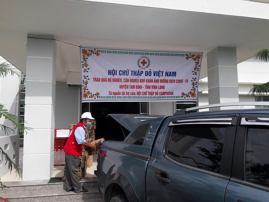 Hội Chữ thập đỏ huyện Tam Bình vận động nhà hảo tâm tặng quà cho hộ nghèo thuộc 2 xã Tân Phú và Long Phú.