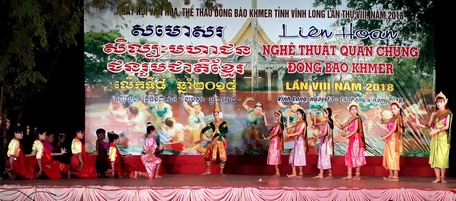 Nghệ thuật dân vũ của đồng bào Khmer được trình diễn tại ngày hội Văn hóa, Thể thao đồng bào Khmer tỉnh Vĩnh Long năm 2018.