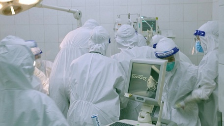  Cảnh các y bác sĩ tập trung cấp cứu cho một bệnh nhân trong phim 