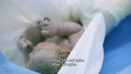  Một em bé vừa chào đời được nữ hộ sinh vỗ về gây xúc động trong 