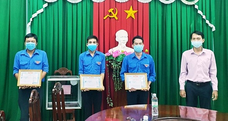 Huyện Đoàn Tam Bình trao giải cho các đơn vị xuất sắc nhất.