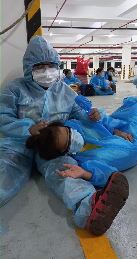 Nghệ sĩ Kim Đào và con trai ở bệnh viện dã chiến.  Ảnh của Nghệ sĩ Kim Đào