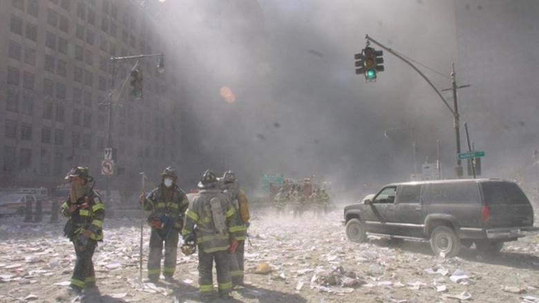 Lực lượng cứu hộ đánh giá thiệt hại sau khi tòa tháp đôi sụp đổ. Ảnh: AP