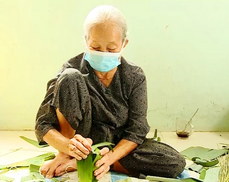 Bà Trần Thị Suốt (83 tuổi, ấp Phú Thuận II) đã đi bộ hơn 1,5km để đến điểm gói bánh tại ấp Phú Thuận I, chung tay gói bánh hỗ trợ TP Hồ Chí Minh