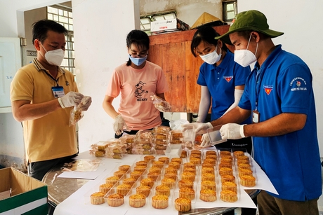 Những chiếc bánh ngọt vị yêu thương do anh Trần Nguyễn Minh Quân (trái) làm tặng cho các em nhỏ.