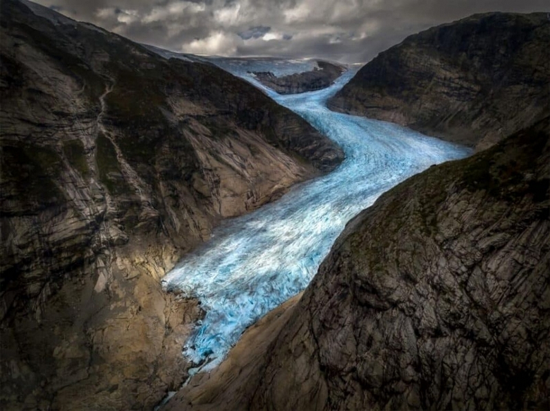 Bức ảnh của nhiếp ảnh gia Henrique Murta chụp ở Na Uy cho thấy khoảnh khắc dòng sông băng Jostedal chảy xuống và nghiền vỡ những tảng đá trên đường đổ ra hồ Nigardsbrevatnet.