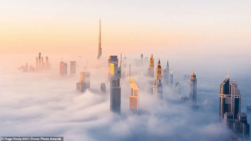 Một sáng sương mù ở Dubai trong bức ảnh ấn tượng của nhiếp ảnh gia Hugo Healy với chủ đề Đô thị. Nhiếp ảnh gia này chia sẻ, các điều kiện đã 