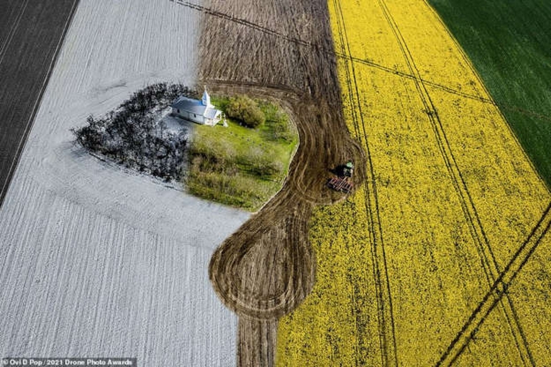 Bức ảnh ấn tượng này nằm trong loạt ảnh của nhiếp ảnh gia Ovi D Pop cho thấy một nhà nguyện nằm lẻ loi giữa cánh đồng ở Kigyei Kapolna, Romania./.
