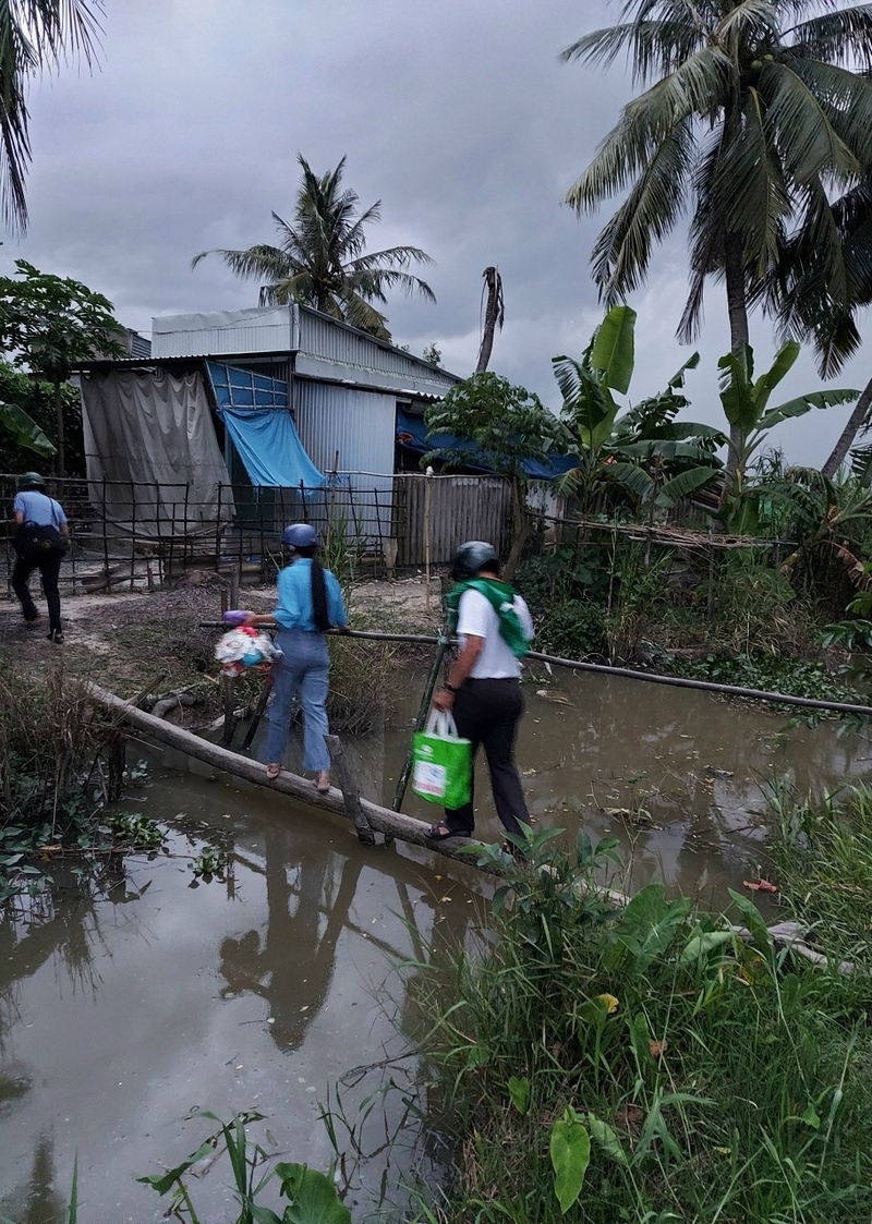 Các thành viên Hội từ thiện cà phê Suối Mơ vượt đường xa, mưa nắng đến trao 80  phần quà cho các em thiếu nhi ở Tam Bình và Bình Tân.