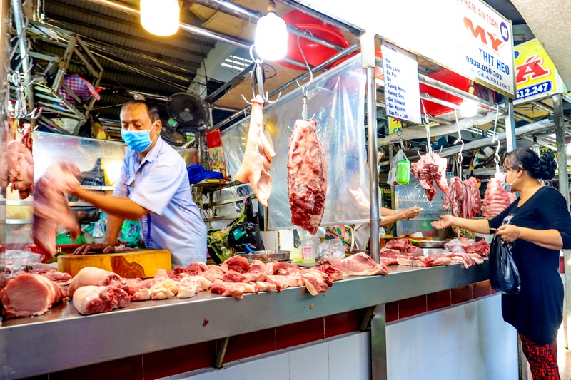 Chợ thịt cũng vắng người mua.