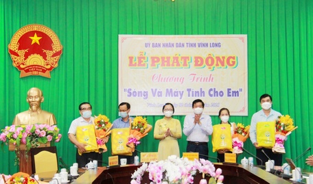  Lãnh đạo tỉnh Vĩnh Long tặng hoa cho các đơn vị hỗ trợ cho chương trình.