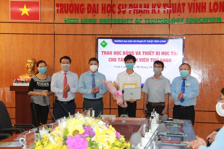 Trường ĐH Sư phạm kỹ thuật Vĩnh Long miễn học phí năm học đầu tiên và tặng Tấn Phát 1 laptop phục vụ cho việc học.