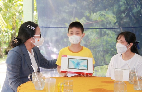 Phó Chủ tịch UBND tỉnh thăm hỏi, động viên các trẻ mồ côi ở huyện Vũng Liêm.