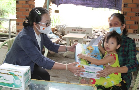 Phó Chủ tịch UBND tỉnh thăm, tặng quà gia đình trẻ mồ côi tại huyện Bình Tân.