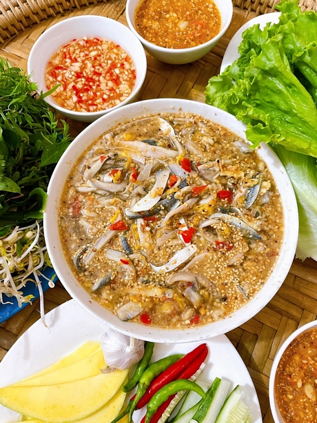 Gỏi cá trích làng chài Nam Ô - một trong những đặc sản nổi tiếng Đà Nẵng (Ảnh: Hồng Duyên).