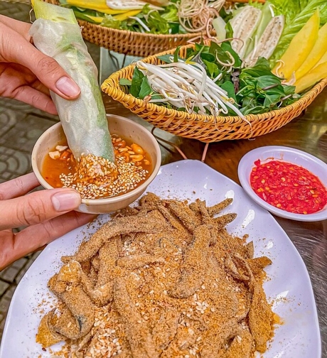  Từ món ăn dân dã của ngư dân Đà Nẵng, gỏi cá trích thành đặc sản nức tiếng, hấp dẫn du khách thập phương (Ảnh: @trungbuii).