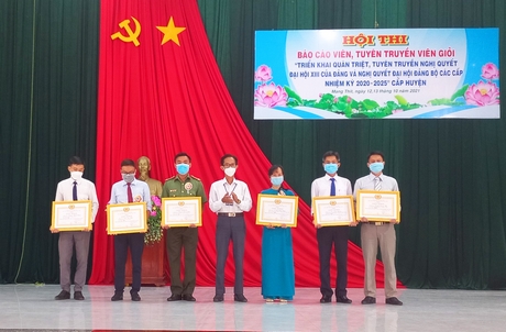 Đồng chí Nguyễn Thành Tâm- Phó Bí thư Thường trực Huyện ủy Mang Thít trao giải thưởng cho các thí sinh đạt giải nhất, nhì, ba trong hội thi.