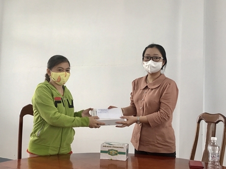 Bà Nguyễn Thị Quyên Thanh thăm hỏi, tặng quà cho gia đình học sinh mồ côi vì COVID- 19 tại TX Bình Minh.