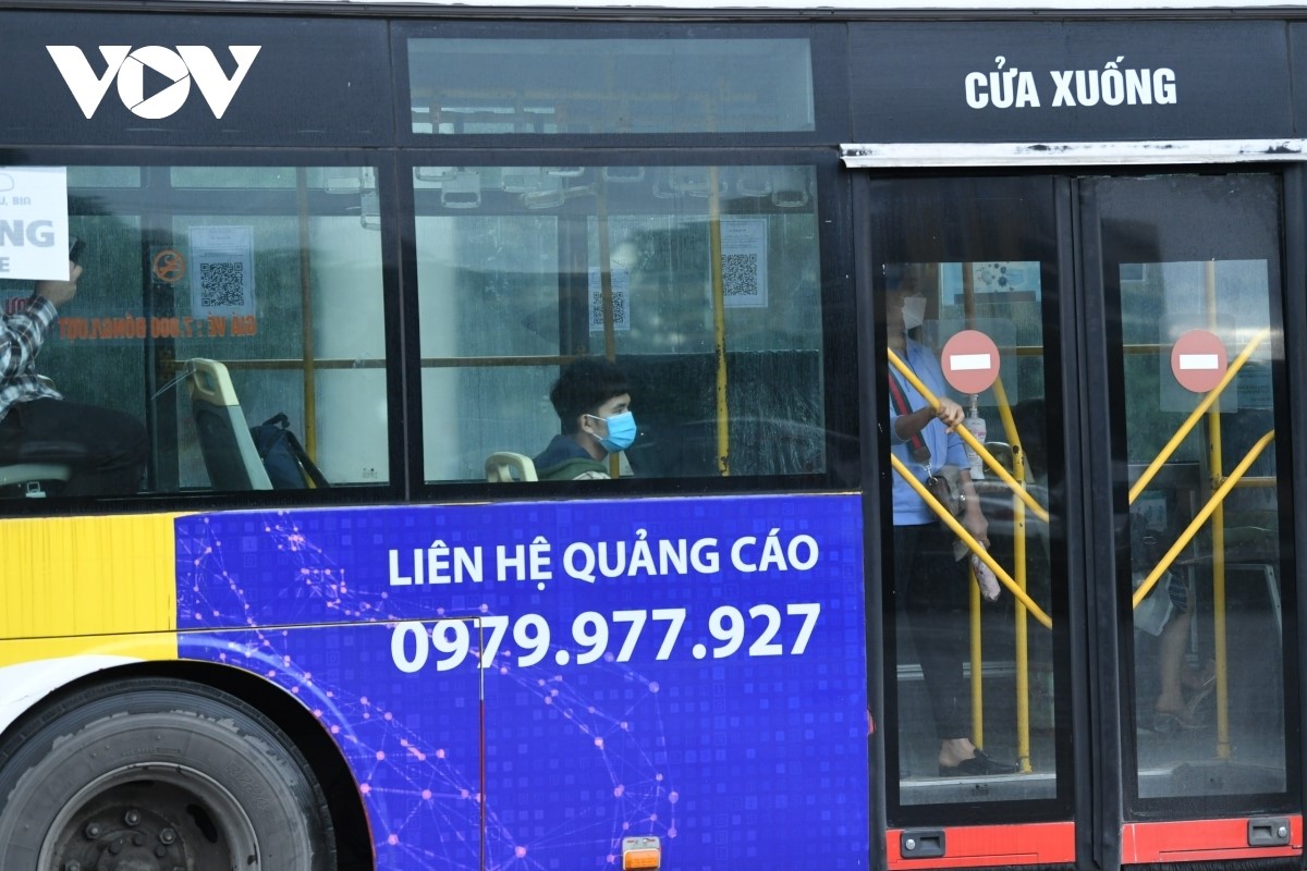 Ngày 14/10, xe buýt, taxi ở Hà Nội được hoạt động trở lại sau 3 tháng tạm dừng. (Ảnh minh họa)