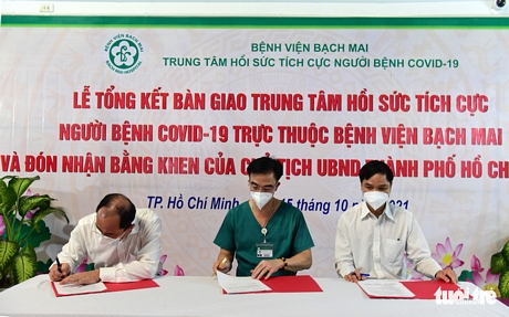 Ký kết bàn giao giữa Trung tâm hồi sức tích cực do Bệnh viện Bạch Mai điều hành cho Bệnh viện Nhân dân Gia Định - Ảnh: DUYÊN PHAN