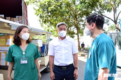 Thứ trưởng Bộ Y tế Nguyễn Trường Sơn (giữa) cũng có mặt tại Bệnh viện dã chiến số 16 để gửi lời cảm ơn, chia sẻ đến toàn bộ nhân viên y tế Bệnh viện Bạch Mai đã chi viện cho TP.HCM thời điểm dịch cam go, khốc liệt nhất - Ảnh: DUYÊN PHAN
