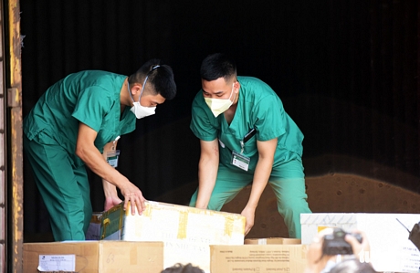 Nhân viên y tế Bệnh viện Bạch Mai thu dọn máy móc, thiết bị y tế để chuyển về Hà Nội - Ảnh: DUYÊN PHAN