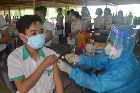 Tính đến sáng 17/10, với trên 400.000 người được tiêm vắc xin, Vĩnh Long đạt trên 51% dân số 18 tuổi trở lên được tiêm vắc xin phòng COVID-19.