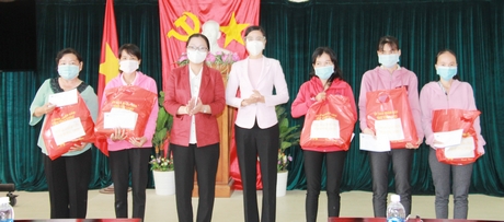 Bà Nguyễn Thị Quyên Thanh tặng quà cho các giáo viên tại huyện Bình Tân.