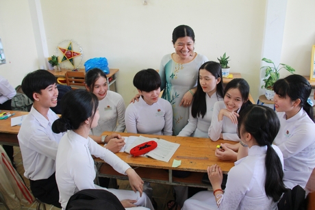 Cô Bùi Lê Xuân Trang và học trò lớp chủ nhiệm năm 2020.