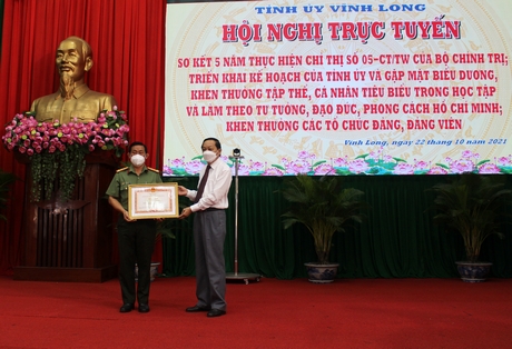 Đồng chí Nguyễn Thành Thế- Phó Bí thư Thường trực Tỉnh ủy trao Bằng khen Thủ tướng Chính phủ cho Đảng ủy Công an tỉnh.