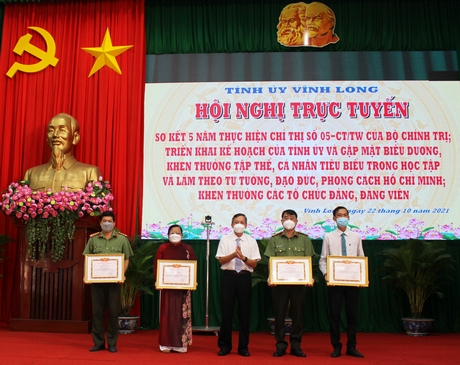 Đồng chí Nguyễn Hiếu Nghĩa- Ủy viên Thường vụ Tỉnh ủy, Trưởng Ban Tuyên giáo Tỉnh ủy trao bằng khen của Tỉnh ủy cho các cá nhân xuất sắc trong học tập và làm theo tư tưởng, đạo đức, phong cách Hồ Chí Minh năm 2020.