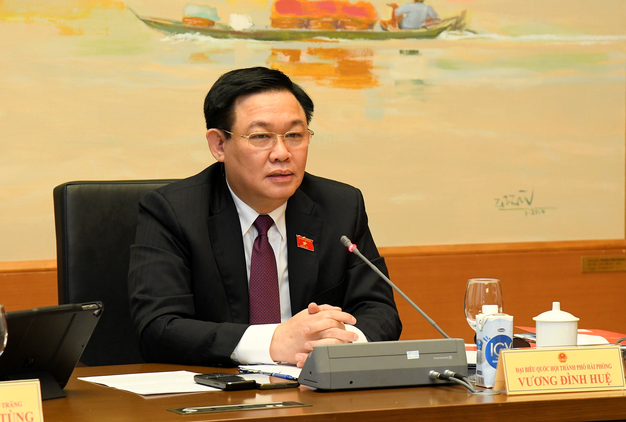 Chủ tịch Quốc hội Vương Đình Huệ phát biểu thảo luận tại tổ đại biểu Quốc hội, chiều 22/10. 