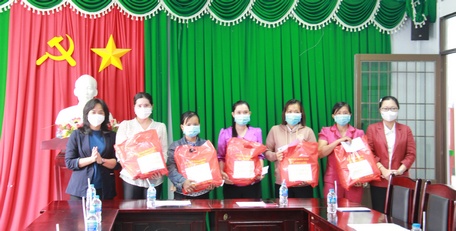 Cô K. H. (thứ hai từ phải qua) được lãnh đạo tỉnh tặng quà nhân ngày Phụ nữ Việt Nam 20/10.