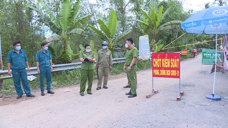Trung tá Nguyễn Thanh Loan đến các chốt kiểm soát dịch giáp ranh Đồng Tháp, tuần tra trên đường.