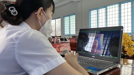 Một công ty ở Vĩnh Long phỏng vấn trực tuyến người lao động tại Tiền Giang trong phiên giao dịch.