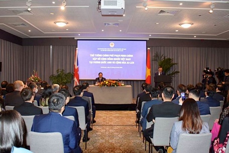 Thủ tướng Phạm Minh Chính có cuộc gặp gỡ rất xúc động với cộng đồng người Việt Nam tại Anh - Ảnh TTXVN
