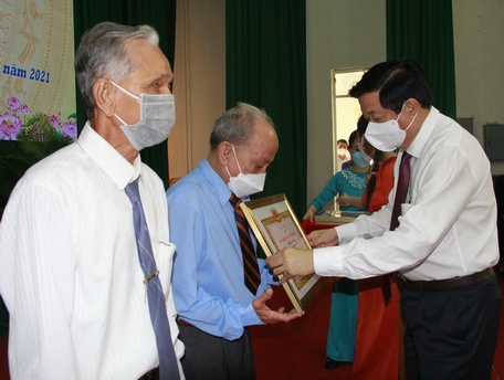 Bí thư Tỉnh ủy Bùi Văn Nghiêm trao Huy hiệu  Đảng cho các đồng chí đảng viên cao niên tuổi Đảng.