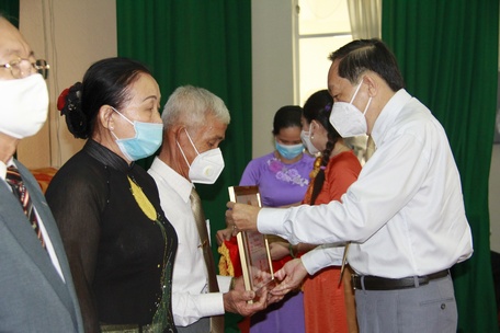 Phó Bí thư Thường trực Tỉnh ủy Nguyễn Thành Thế trao Huy hiệu 50 năm tuổi Đảng.