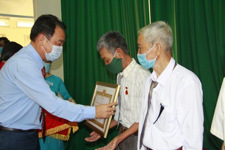 Phó Bí thư Tỉnh ủy, Chủ tịch UBND tỉnh Lữ Quang Ngời trao Huy hiệu 50 năm tuổi Đảng.