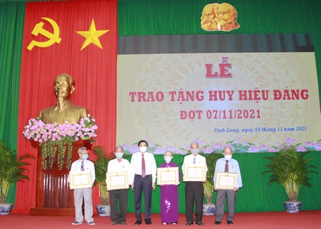 Bí thư Tỉnh ủy Bùi Văn Nghiêm trao Huy hiệu Đảng cho các đồng chí đảng viên cao niên tuổi Đảng.