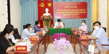Các đại biểu tham dự hội nghị từ điểm cầu Vĩnh Long.